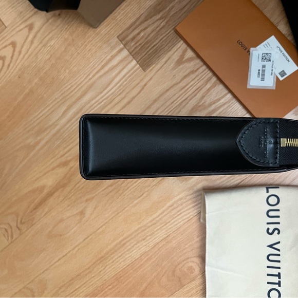 Louis Vuitton Toiletry Pouch 26 Clutch - Picture 3 of 7
